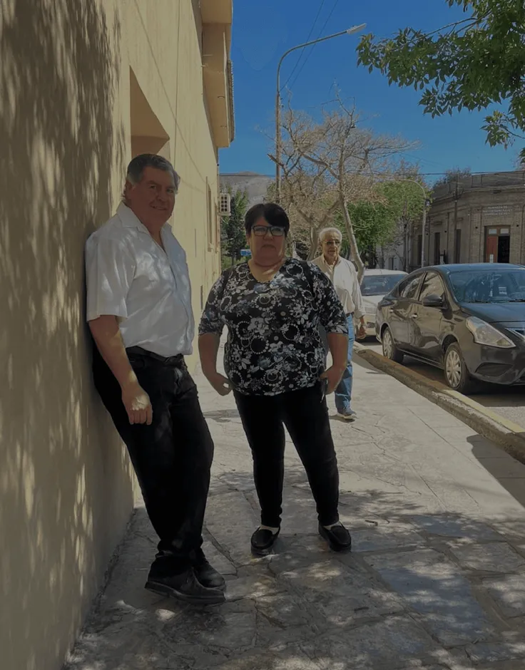 Representantes del sindicato junto a compañeros en una vereda de Chos Malal